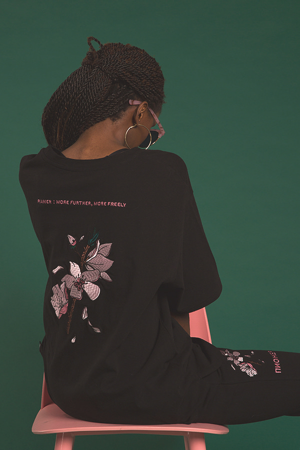 cherry blossom embroidery black t-shirt